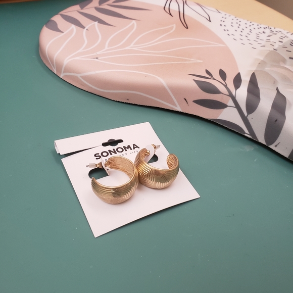 Sonoma, NWT, Gold tone, 3/4 thick hoop, aztec swirl, pierced earrings - Picture 11 of 11